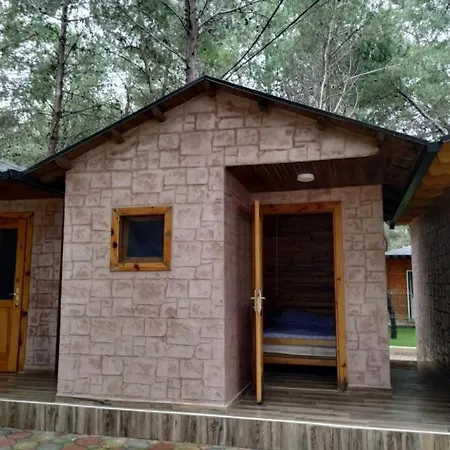 Kompleksi Algedi Hotel Zverneci